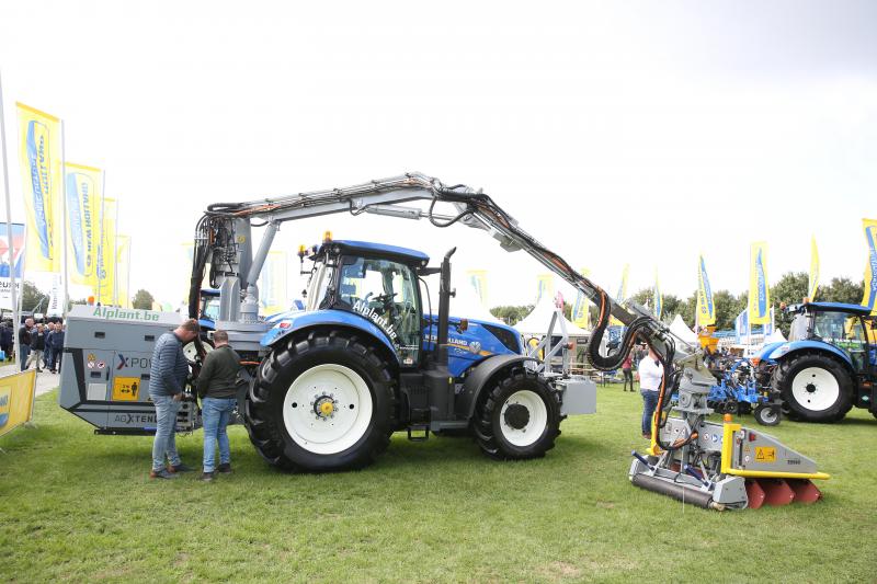 New Holland bouwde de elektrische AgXtend onkruidbestrijder aan een maaiarm van Maaiers Verschueren.