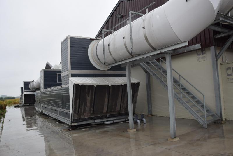 De gigantische warmtewisselaar zorgt voor een aangenaam klimaat bij de biggen.