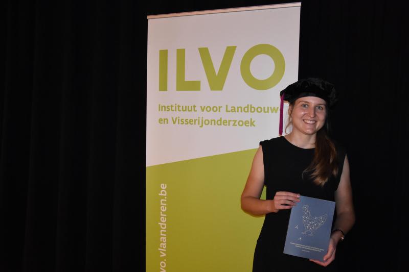 Madri Brink onderzocht voor haar doctoraat hoe je de ammoniakconcentratie in vleeskippenstallen kunt verlagen.