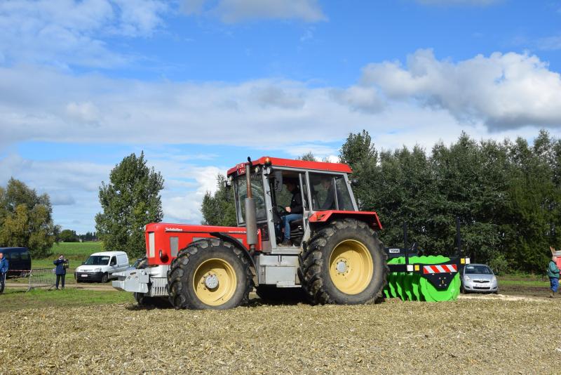Oude en nieuwe landbouwtechniek ontmoet elkaar hier om de silo aan te rijden. Schlüter met VDW kuilverdichtingswals.