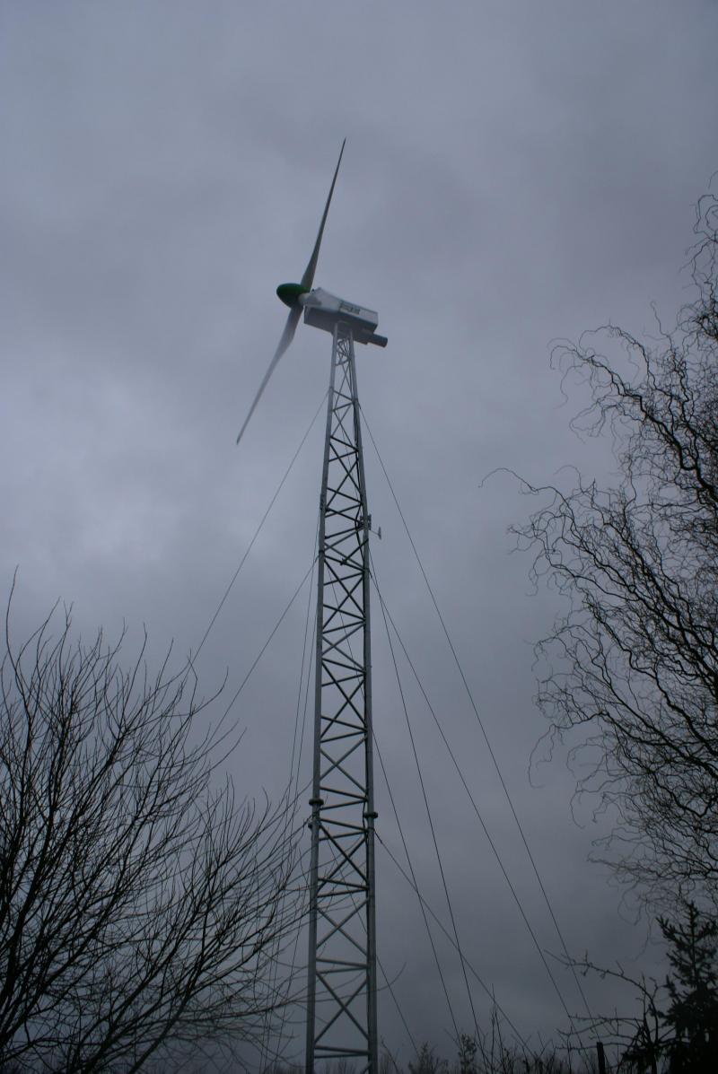 Het plaatsen van een windmolen is een complexer gegeven dan het plaatsen van zonnepanelen, maar het is zeker een goede optie.
