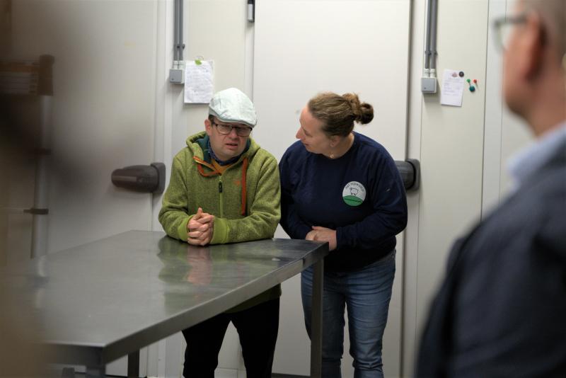Het Nijswolkje ontving de pers om te tonen hoe een zorgboerderij in zijn werk gaat.  Ann gaf samen met een van de zorggasten uitleg.
