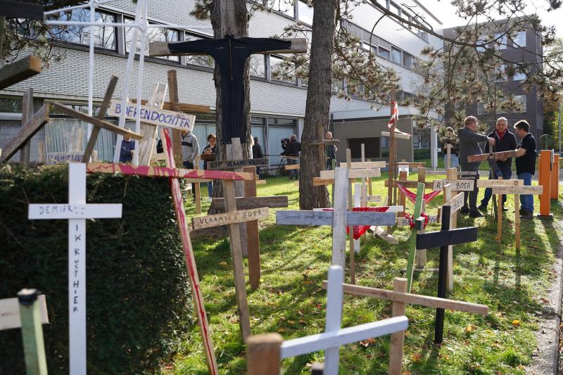 Aan de gebouwen van de VLM in Herentals werden houten kruisen geplaatst op Allerzielen. Men hoopt volgend jaar niet het graf van de boer te moeten bezoeken.