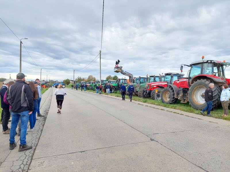 De spontane actie van landbouwers uit de regio was een succes. Met zo’n 200 boeren en 60 tractoren waren ze duidelijk aanwezig.