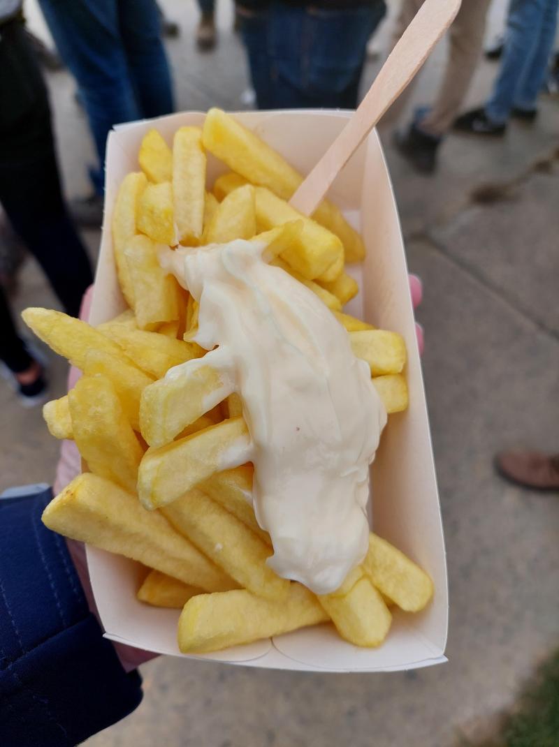 Vrijwilligers voor de boomplantactie kregen gratis frietjes van de boeren en duiding waarom dit misschien volgend jaar niet meer kan.