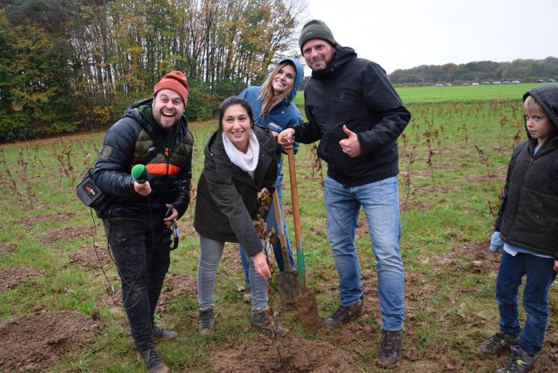 MNM-dj’s Sander Gillis en Laura Govaerts plantten uiteindelijk dan toch samen met minister Demir en burgemeester Theo Francken enkele bomen.