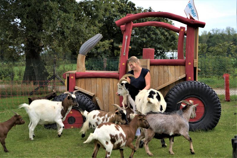Sarah organiseert de feestjes en verzorgt het kleinvee op de boerderij. In drukke maanden komt er elke weekdag een klas langs.