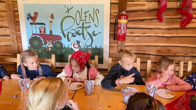 Dankzij mond-aan-mondreclame en een Facebookpagina zijn de plaatsen voor kinderfeestjes bij ‘t Olens Koetje voor lange tijd opgevuld.
