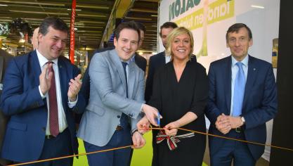 Hilde Vautmans knipt samen met Francesco Vanderjeugd (beiden Open VLD) het lintje door tijdens de openingsplechtigheid van zaterdagochtend, daarbij bijgestaan door Kris Declercq (burgemeester Roeselare) en Luc Versele (CEO Crelan).