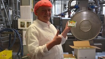 Faircoop-voorzitter Erwin Schöpges toont de nieuwe boter.
