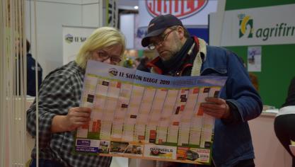 Twee enthousiaste lezers kijken alvast wanneer de volgende landbouwbeurs valt op de kalender van Landbouwleven.