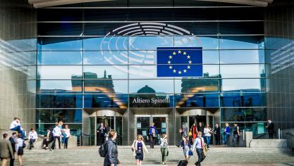 Het Europees Parlement telt 751 zetels en heeft de facto Brussel als thuisbasis.