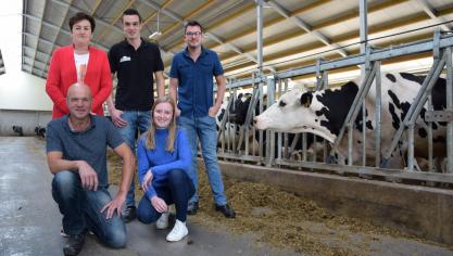 De familie Snels, met Marleen en Paul links, Tom in het midden, Ben rechts en Isabelle vooraan, in de nieuwe stal.