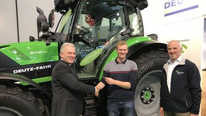 Op de foto v.l.n.r. René Bijnens Sales Manager Benelux, Bert Moens en rechts Frederik De Busschere van Deutz-Fahr dealer  Debutrac uit Aalter.