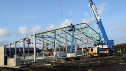 De wetgeving bepaalt de contouren waarbinnen men kan bouwen. Maar sowieso kiest de veehouder best een systeem dat bij hem én zijn management past.