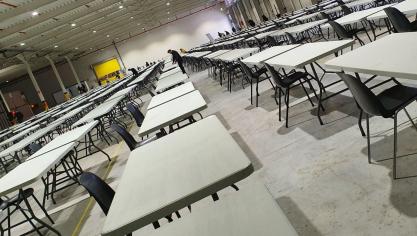 Door het gebruik van de nieuwe opslagloods van de coöperatie kunnen de leerlingen van VITO Hoogstraten hun examens afleggen in alle rust en bovendien met de nodige afstand.