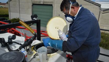Loonwerker Filiep Decock kiest voor comfort én veiligheid tijdens het werk. Hij gebruikt beschermingskledij tijdens het vullen en vuil werk.