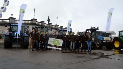 Bijna 300 leden van de Groene Kring vroegen op 63 locaties in Vlaanderen om aandacht voor de situatie van jonge boeren.