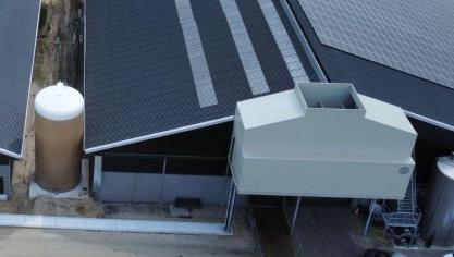 Een verluchter op een melkveestal.