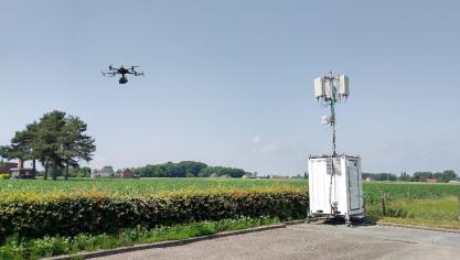 Drone met hogeresolutiecamera boven maïsperceel met 5G-antenne om de beelden door te sturen.