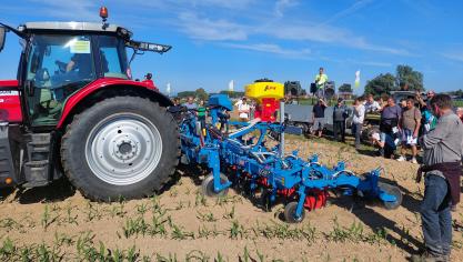Mechanische onkruidbestrijding kent een toenemende interesse. Hier op foto de Carré- schoffel met opgebouwde graszaaimachine.