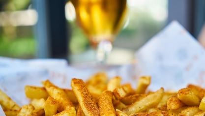 Frietjes worden meer gelinkt aan evenementen en aan buitenshuis consumeren. De pandemie had dus meer impact op de frietsector.