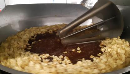 De chips worden gebakken in de pan, waardoor ze krokanter worden.