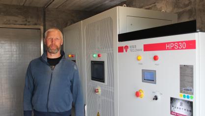 De combinatie van zonnepanelen en een batterij vormt een nieuw verdienmodel voor melkveehouder Bart Van De Vloet.