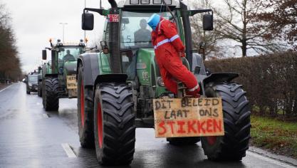 Het is verboden aan de buitenkant van een motorvoertuig gevaarlijke versierselen of enig toebehoren aan te brengen. Allerhande constructies of protestborden op tractoren en frontladers zouden onder dit verbod kunnen vallen.