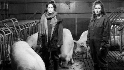 In het theaterstuk ‘Zwins’ wordt op een tragikomische manier de harde realiteit op menig bedrijf voorgesteld.