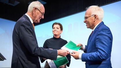 Johan Remkes geeft zijn ‘stikstofrapport’ aan ministers van der Wal-Zeggelink  en Adema.