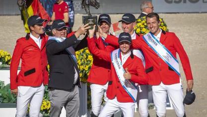 Team Belgium en chef d’équipe Peter Weinberg zegevieren in de Longines FEI Nations Cup finale in Barcelona 2022