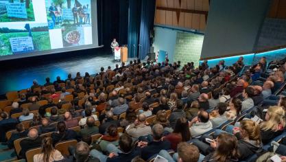 Een 350 landbouwers zochten naar antwoorden voor hun bedreigde toekomst tijdens een infovergadering in Wuustwezel.