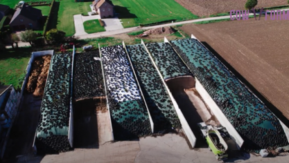 Op het bedrijf van Vlaamse melkveehouder Cyriel zijn alle sleursilo’s met ruwvoeder gegroepeerd. Hij kan zeer snel van de ene naar de andere kuil rijden, het morsen en eventuele voederresten blijven op één plek. Hij heeft een zelfrijdende mengvoederwagen die hij deelt met een andere landbouwer.