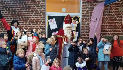 Sinterklaas bracht in Neerlinter alle kinderen iets lekkers van lokale boeren.