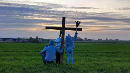 De actiegroep ‘Boerenhart’ voert momenteel actie met een boerenkruistocht, boeren(gezinnen) draaien hun rug naar de overheid.