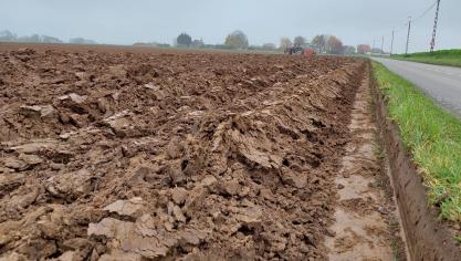 Een lezer vraagt zich af wat de landbouwgronden nog waard zijn bij dit overheidsbeleid.