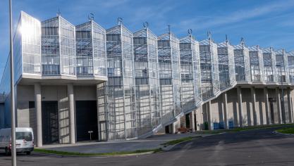Agrotopia is een trotse, transparante sculptuur van staal en glas met een monumentale entreetrap.