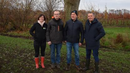 Landbouwer Danny Lemmens investeerde in een niet-productieve investering, hier geflankeerd door Maaike De Ridder en Bart Schoukens (Boerennatuur) en Lode Ceyssens (Boerenbond).