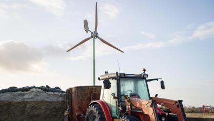 De windmolen van 15 kW en met een diameter van 12 m werd in 2019 geplaatst als aanvulling op de zonnepanelen.