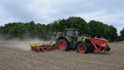 In het teeltseizoen 2022 ging het zaaien van maïs door in zeer droge omstandigheden.