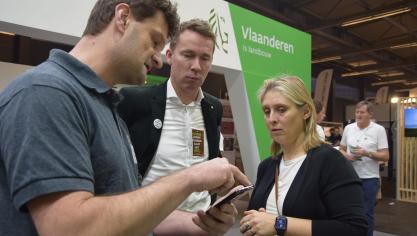Op de stand van het eigen departement Landbouw en Visserij kreeg minister van Landbouw Jo Brouns onder meer uitleg over de gloednieuwe applicatie LV-Agrilens.