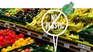 Delhaize zal de hoeveelheid plastic in de groente- en fruitafdeling met 80
% verminderen, door groenten en fruit voornamelijk in bulk aan te kopen en ze ‘net zoals bij de groenteboer’ aan te bieden aan de klanten.