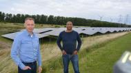 Alexander Koeman (links) en Patrick Verstraelen van IB Vogt zoeken landbouwgrond om  zonneparken op te realiseren.