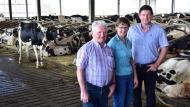 Melkveehouders Jacques Monbaillieu, echtgenote Bernice Bocket en zoon dieter op het melkveebedrijf in Boezinge.