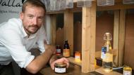 Imker Bart Callaert verkoopt in zijn hoevewinkel eigen producten, maar ook producten van andere producenten.