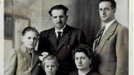 De foto dateert uit 1943. V.l.n.r.: Albert, zijn jongere zus Raymonde, Adolphe Poulin, Alberts vader, Constance Claes, Alberts moeder en Albert Moulin, Alberts oom en peetvader.