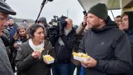 Minister Zuhal Demir en burgemeester Theo Francken aan de praat met landbouwers.