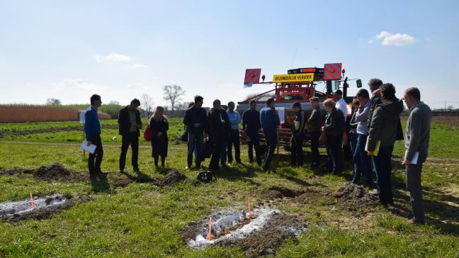 Op de aftrap werden in open lucht technieken getoond waarbij men bodemcompactie kan vermijden.