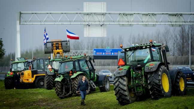 Nederlandse boeren zijn woedend over het stikstofbeleid. Hier tractoren langs de snelweg A2, vlakbij Abcoude.